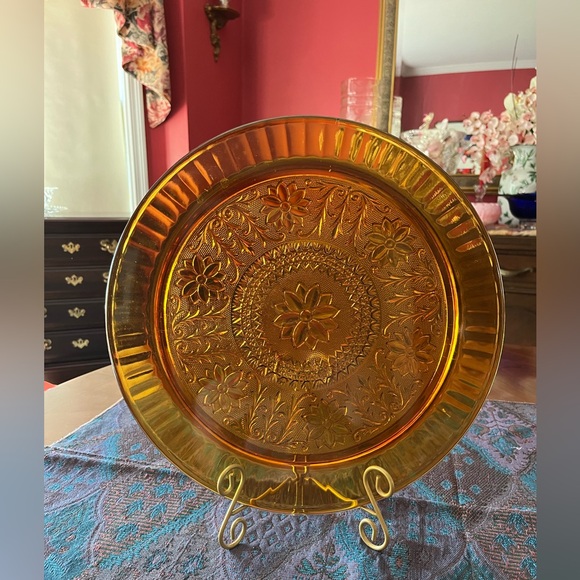 Stunning Vintage Tiara Sandwich Design on 13” Indiana Amber Glass Cake Plate - Picture 6 of 11